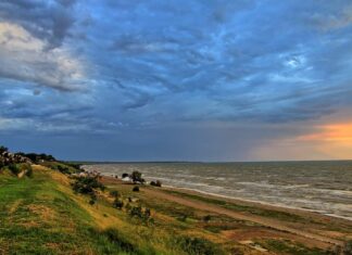 Куда поехать в августе на море в России